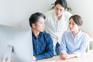 Obraz premium カジュアルな服装のビジネスマン男女