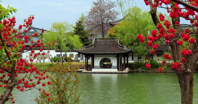 Slender West Lake is located in the northwest suburb of Yangzhou City. It has formed a basic pattern in the Kang-Qian period of the Qing Dynasty, and has the reputation of "garden abundance, the best 