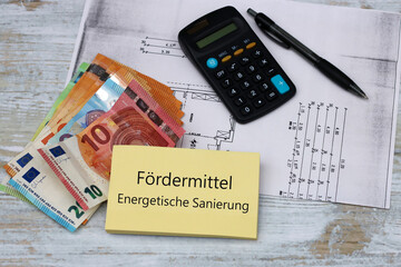 Fördermittel energetische Sanierung: Taschenrechner,  Geldscheine und der Text Fördermittel...