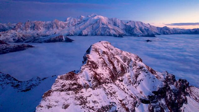 Vue a&eacute;rienne par drone de la chaine des fiz au dessus de la m&egrave;re des nuages pendant le coucher de soleil, Passy, Haute Savoie, France 