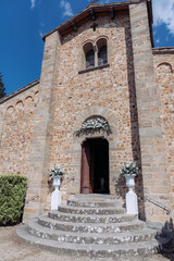 Esterno di una chiesa addobbata con fiori e fiocchi per matrimonio religioso