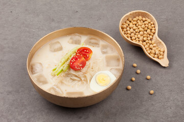 Noodles made by rolling in soybean soup. It is mainly eaten on ice in summer.