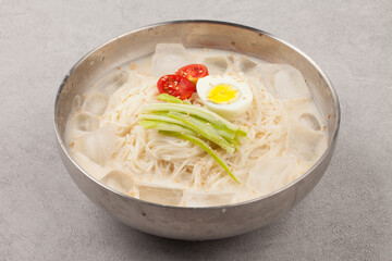 Noodles made by rolling in soybean soup. It is mainly eaten on ice in summer.