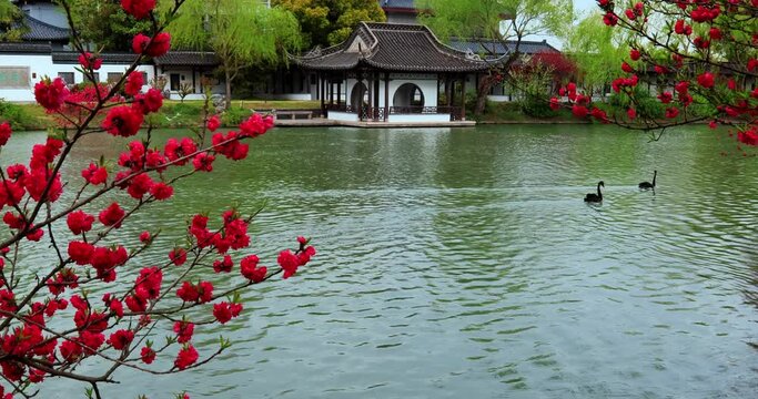 Slender West Lake is located in the northwest suburb of Yangzhou City. It has formed a basic pattern in the Kang-Qian period of the Qing Dynasty, and has the reputation of "garden abundance, the best 