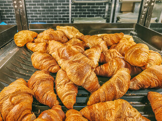 Delicious and fluffy ready-to-eat croissants. It is a bun of Austrian origin made with puff pastry, yeast and butter.
