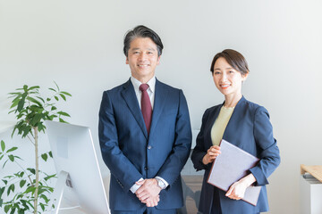 オフィスで働くビジネスマンたち