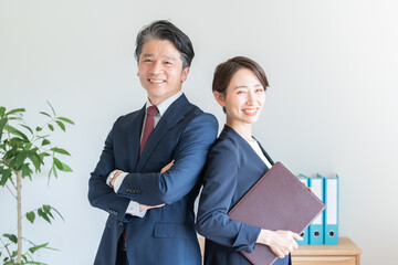 オフィスで働くビジネスマンたち