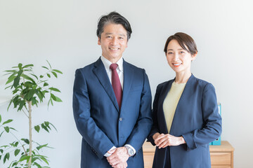 オフィスで働くビジネスマンたち