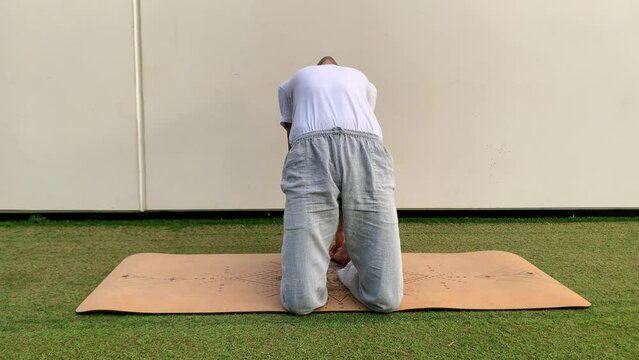 Joven indio practicando t&eacute;cnicas de respiraci&oacute;n. Sesi&oacute;n sobre colchoneta de yoga en el parque. Relax al aire libre para una mejor salud. Ejercicios de enfoque por la ma&ntilde;ana en verano en Tenerife