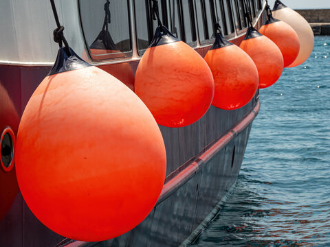 Kugelfender am Schiff