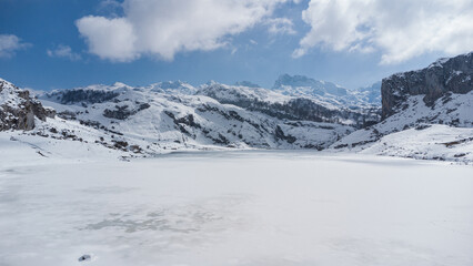Fototapeta premium De cara ante los PICOS DE EUROPA (ASTURIAS)