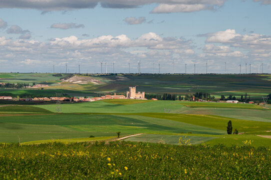 Campos desde torrelobat&oacute;n con su castillo (VALLADOLID)