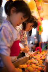 夏祭りで遊ぶ子供