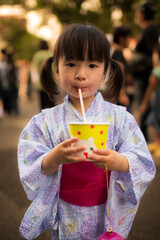 夏祭りで遊ぶ子供