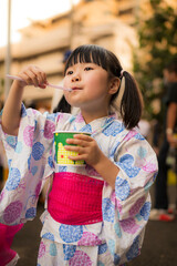 夏祭りで遊ぶ子供