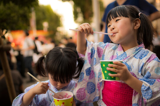 夏祭りで遊ぶ子供