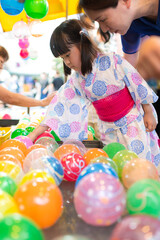 夏祭りで遊ぶ子供