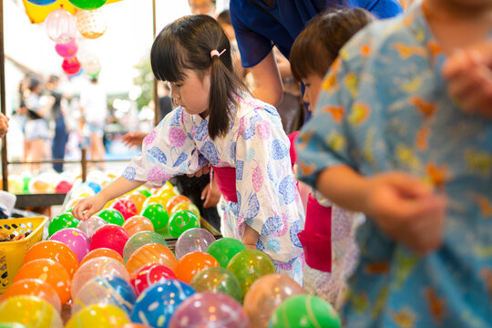 夏祭りで遊ぶ子供