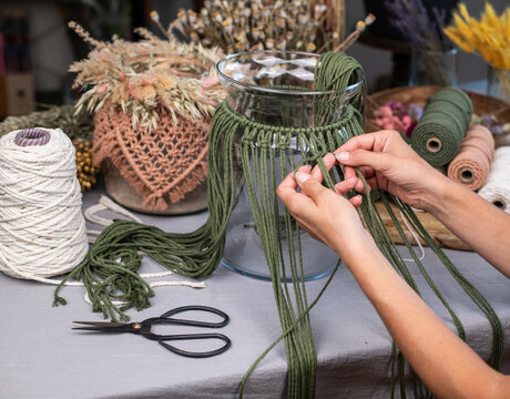 Glasvase mit Makramee dekorieren, Frau kn&uuml;pft macrame, 
