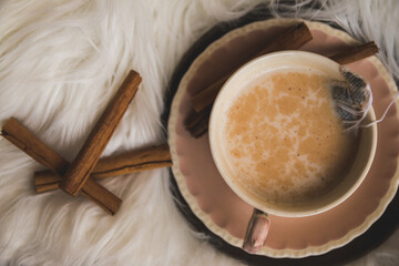 Vista de arriba matcha latte té con rollos de canela