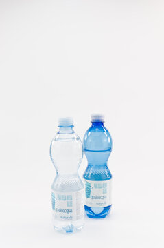 immagine editoriale illustrativa con bottiglie da 500 ml in PET riciclabile di acqua minerale naturale, superficie bianca