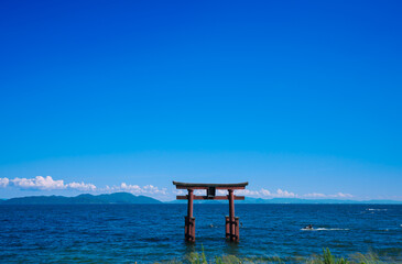 湖に浮かぶ鳥居