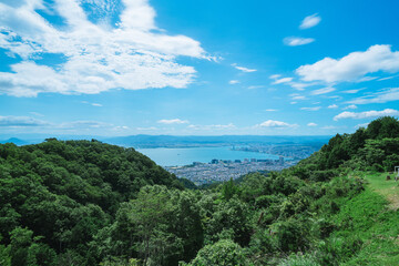 Obraz premium 山の上から見た琵琶湖の風景