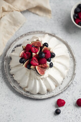 pavlova meringue chantilly aux myrtilles framboises et figues