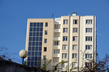 panneaux solaires, immeuble, quartier du centre ville, la Dalle, Choisy le Roi, région Ile de...