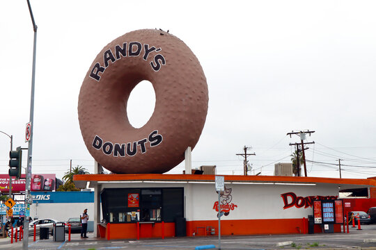 Inglewood (Los Angeles County) California: Randy's Donuts with a giant doughnut on the roof located at 805 West Manchester Boulevard, Inglewood