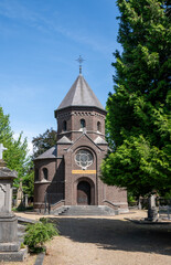 Fototapeta na wymiar sehr schöne alte Kapelle auf einem alten Friedhof in Roermond
