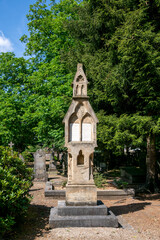 Große Grabsäule in Form einer Kirche auf einem alten Friedhof in Roermond