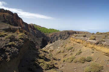 Fototapeta na wymiar Einschnitt in Vulkanlandschaft auf La Palma