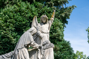 Maria mit dem toten Jesus und einem großen Engel auf einem alten Friedhof in Roermond