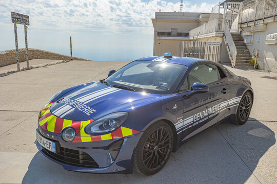 Mont Ventoux, Vaucluse, France - 15072023 : vue d'une voiture de gendarmerie Alpine Renault