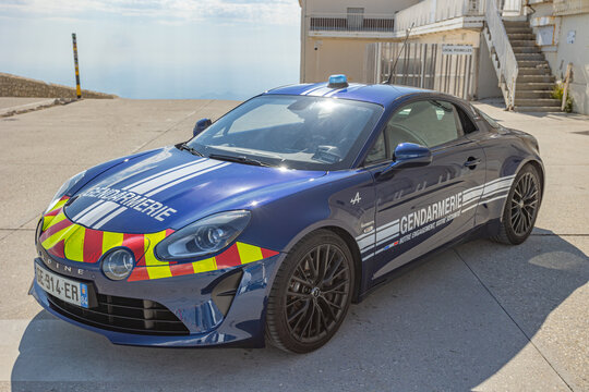 Mont Ventoux, Vaucluse, France - 15072023 : vue d'une voiture de gendarmerie Alpine Renault