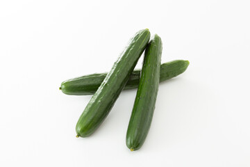 白背景にきゅうり