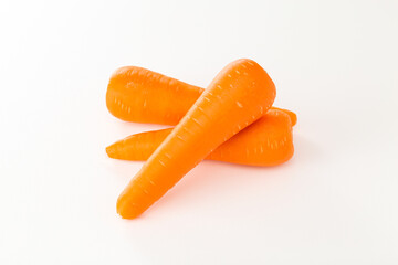 白背景い新鮮なニンジン