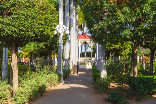 paisaje urbano sobre el kiosko de la plaza en El Fuerte, Sinaloa, M&eacute;xico.