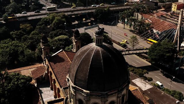 Magica tarde Medellin desde iglesia en el centro