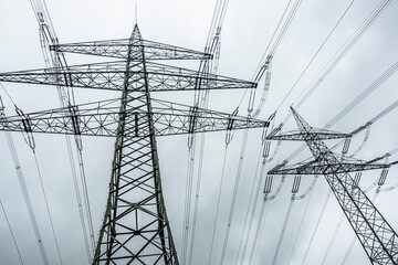 Strommasten mit Leitungen im Himmel 