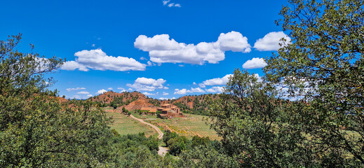Aldea explotación ganadera y agrícola en las montañas de Teruel , panorámica con cielo con cúmulos dispersos.