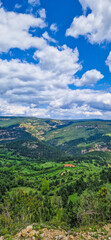 Fototapeta premium Panorámica aérea de cadena montañosa de las cimas y cumbres de montañas de Teruel en España
