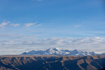 Fototapeta premium Snow-covered mountains in the Bolivian Andes viewed from the landmark Muela del Diablo in La Paz - Traveling South America