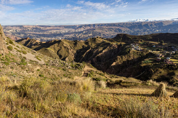Obraz premium View from the impressive landmark Muela del Diablo down into the valley with the highest capital and vibrant city La Paz and El Alto in Bolivia