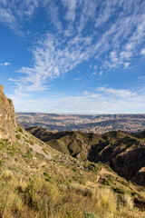 Obraz premium View from the impressive landmark Muela del Diablo down into the valley with the highest capital and vibrant city La Paz and El Alto in Bolivia