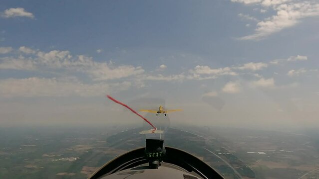 Glider (Sailplane) Releases A Rope From The Piper In The Air, 4K