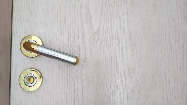 weisse Zimmert&uuml;re mit T&uuml;rklinke &ouml;ffnet schlie&szlig;t sich, Privatsph&auml;re, Karriere, Chance, Zugang, Eingang, schloss gold, silber, holz, metall, 4K, Nahaufnahme