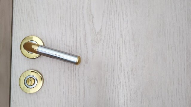 weisse Zimmert&uuml;re mit T&uuml;rklinke &ouml;ffnet schlie&szlig;t sich, Privatsph&auml;re, Karriere, Chance, Zugang, Eingang, schloss gold, silber, holz, metall, 4K, Nahaufnahme
