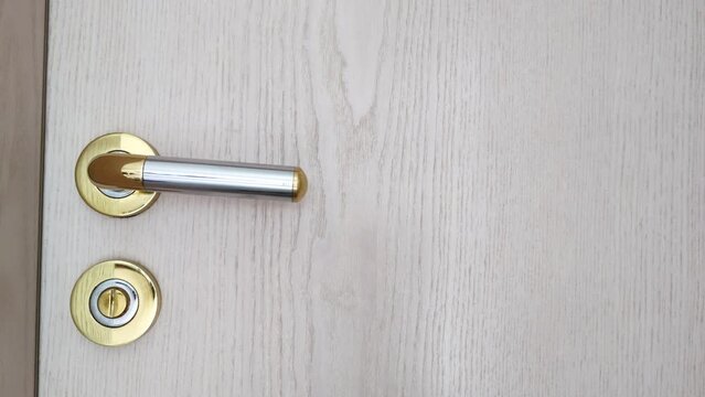 weisse Zimmert&uuml;re mit T&uuml;rklinke &ouml;ffnet schlie&szlig;t sich, Privatsph&auml;re, Karriere, Chance, Zugang, Eingang, schloss gold, silber, holz, metall, 4K, Nahaufnahme